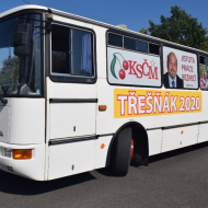 Prezentace volebního autobusu Třešňák se Danielu Pekařovi líbí