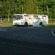 Volební autobus osiřel, kandidáti diskutují na nábřeží a Kamenném mostu 