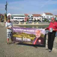 Kandidátdo Senátu Pavel Štětina na Kamenném mostě spolu s občanem-pomocníkem ...