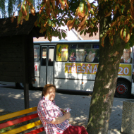 Občanka Kovářova si se zájmem prohlíží volební program představený lídrem v tzv. skládačce KSČM