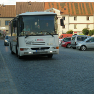 Volební autobus Třešňák právě přijíždí na náměstí v Protivíně