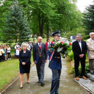 Delegace města Sezimovo Ústí v čle s panem starostou jde ke kladení jako poslední